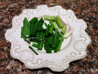 5、卷心菜炒粉丝,将小葱切小段，葱头和叶子分开放。