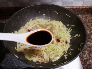 13、卷心菜炒粉丝,倒入适量醋翻炒均匀。