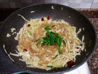 14、卷心菜炒粉丝,最后放入葱叶翻炒均匀即可出锅。