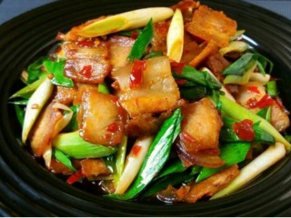 1、回锅肉,11装盘上桌。