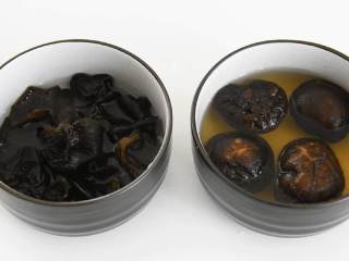 2、家常炒素，餐桌上最走俏的一道菜,黑木耳、干香菇泡发。