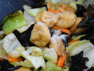 5、家常炒素，餐桌上最走俏的一道菜,加入生抽、蚝油、糖、盐、鸡精。