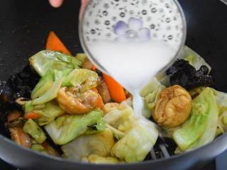 6、家常炒素，餐桌上最走俏的一道菜,水淀粉勾芡，淋上香油，炒匀即可。