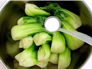 4、青菜炒香菇,把焯好的油菜沥干水份后放入大碗里，加入精盐