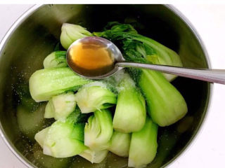 5、青菜炒香菇,加入香油