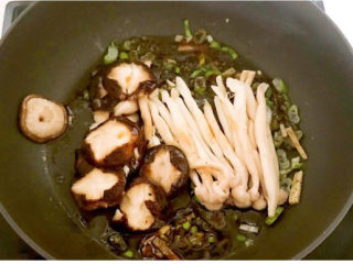 15、青菜炒香菇,加入香菇和海鲜菇