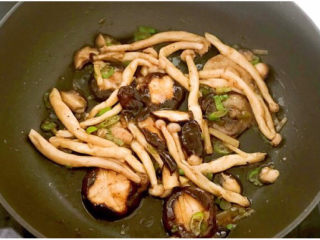 17、青菜炒香菇,加入水淀粉，翻炒均匀即可