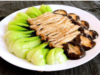 19、青菜炒香菇,青菜炒香菇清淡适宜，底油少盐，营养丰富，不加任何香料，老少皆宜，减肥的小伙伴不要错过呦~