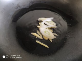 5、酱爆香菇木耳肉片,炒锅油热后，放入葱姜翻炒爆香。