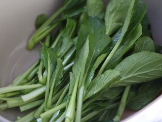 3、清炒菜心,捞出沥干水分