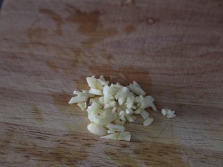 5、清炒菜心,蒜切碎末