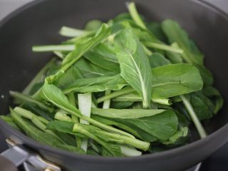 9、清炒菜心,放入菜心