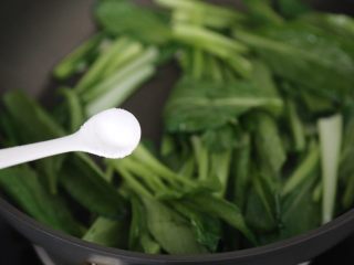 11、清炒菜心,调入一点盐