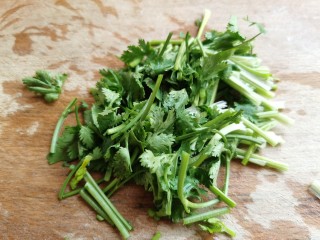 4、辣炒鸡胗,香菜清洗干净后切成段。