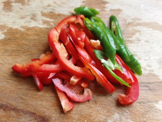 5、辣炒鸡胗,青、红辣椒分别切成条。