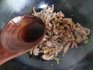 11、辣炒鸡胗,加入一勺料酒和味极鲜，加入少许食盐。