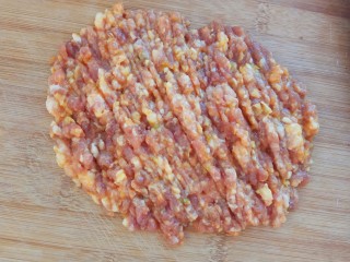 2、白菜猪肉小馄饨（内附馄饨四种详细包法）,猪肉剁成肉糜，白菜切碎，将猪肉和白菜混合在一起，放入一勺酱油、少量盐、适量葱花拌匀备用