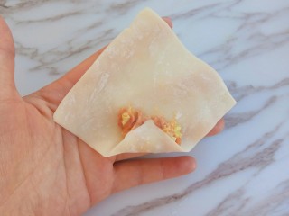 4、白菜猪肉小馄饨（内附馄饨四种详细包法）,提起一角向上卷起来