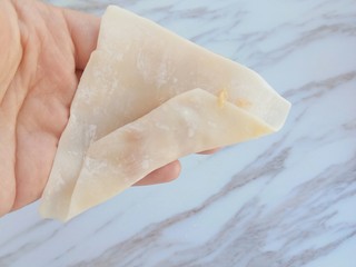 6、白菜猪肉小馄饨（内附馄饨四种详细包法）,在上面角上沾一点点水