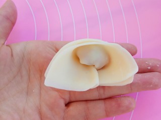 13、白菜猪肉小馄饨（内附馄饨四种详细包法）,最后捏住两角对折就好了，这个是元宝型包法