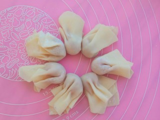 14、白菜猪肉小馄饨（内附馄饨四种详细包法）,第四种就很简单了，直接包入肉馅捏合就好了，就像一条小鱼一样