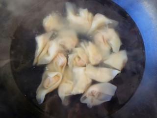 15、白菜猪肉小馄饨（内附馄饨四种详细包法）,锅里加入少量水和一碗排骨汤，烧开后放入包好的馄饨