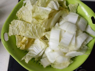3、大白菜炖粉条,切成自己想要的大小。菜叶菜梗分开
