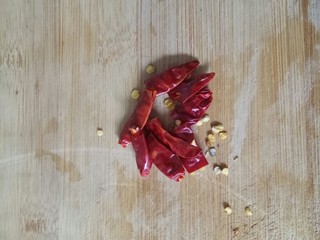 6、大白菜炖粉条,干红辣椒切段