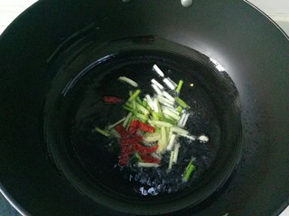 8、大白菜炖粉条,放入葱姜干红辣椒爆香