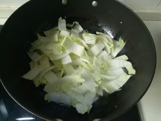 9、大白菜炖粉条,放入白菜梗翻炒