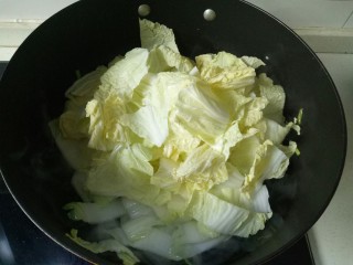 10、大白菜炖粉条,加入白菜叶翻炒