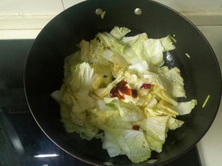 12、大白菜炖粉条,加入蚝油翻炒均匀