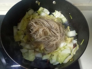 13、大白菜炖粉条,加入泡软的粉条