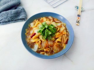 16、大白菜炖粉条,盛出,配一碗大米饭很美味!