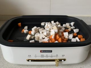 5、宫保鸡丁,锅中放少许油,下胡萝卜和杏鲍菇