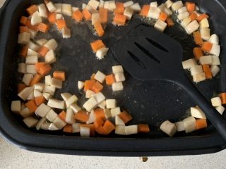 6、宫保鸡丁,炒至断生,捞出备用。