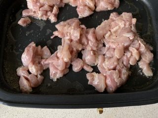 7、宫保鸡丁,再倒入适量油,把鸡肉丁炒至变色,炒熟