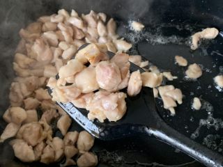 8、宫保鸡丁,捞出备用