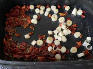 9、宫保鸡丁,将辣椒花椒、葱段爆香