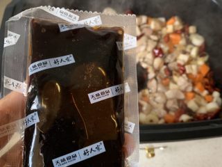 11、宫保鸡丁,放入酱料炒匀