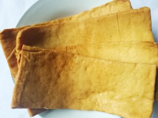 2、超下饭神器蒜苔香干粒,香干3片洗净。