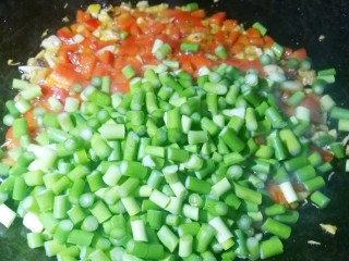 6、超下饭神器蒜苔香干粒,加入蒜苔粒翻炒至变色。