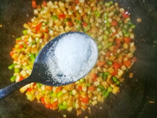 10、超下饭神器蒜苔香干粒,1小勺盐。