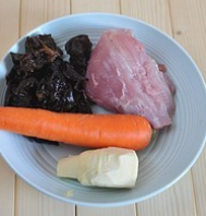 1、鱼香肉丝,准备材料。黑木耳用温水泡发开洗净