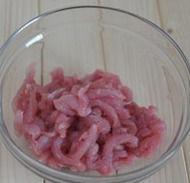 2、鱼香肉丝,猪里脊肉顺势切成丝，先用一小撮盐和抓捏到发粘