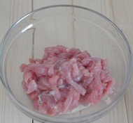 3、鱼香肉丝,一茶匙干淀粉加一点水搅成水淀粉，加入肉丝中用手抓捏到全部被吸收