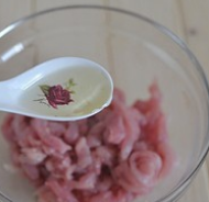 4、鱼香肉丝,最后加一汤匙色拉油，拌匀后腌制待用