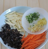 5、鱼香肉丝,冬笋切片后入开水锅中煮两分钟，捞出切丝，胡萝卜去皮切丝，泡发的黑木耳切丝。准备好葱姜蒜末
