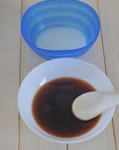 6、鱼香肉丝,一汤匙干淀粉加三汤匙清水调匀成水淀粉，把料酒、醋、生抽、白糖、香麻油和水调匀成调味汁（材料调味汁部分的所有调料）