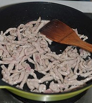 7、鱼香肉丝,锅烧热放油，在低油温时倒入肉丝大火煸炒到肉丝表面变色盛出备用